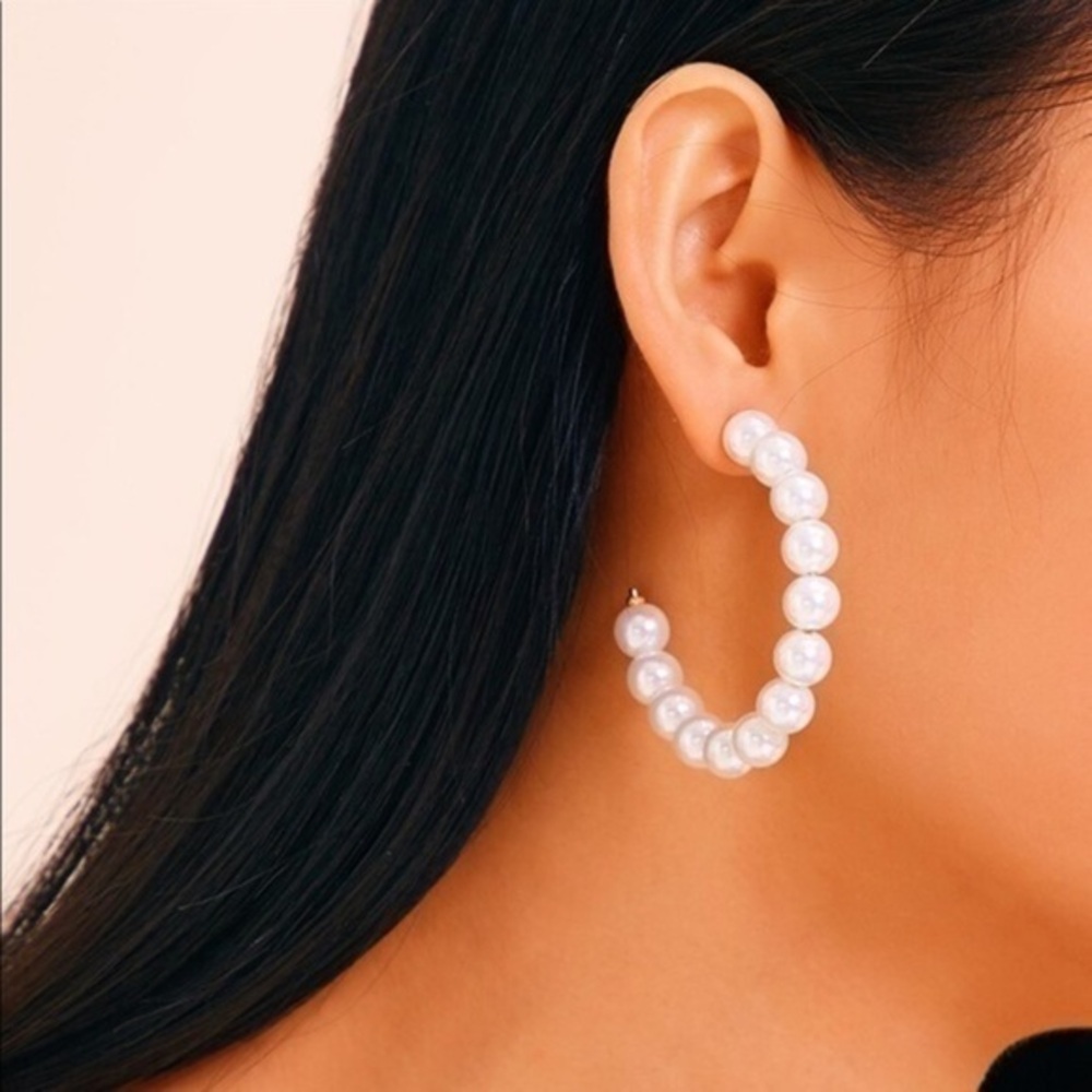 3/$30 š Faux Pearl Hoop Earrings